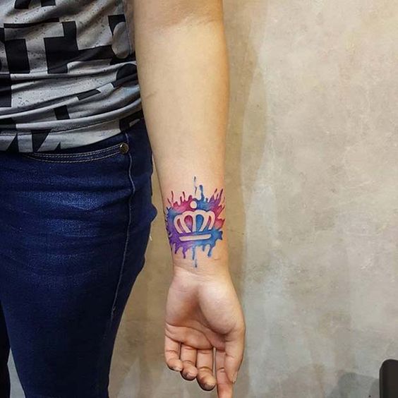 tatuaje de corona a color