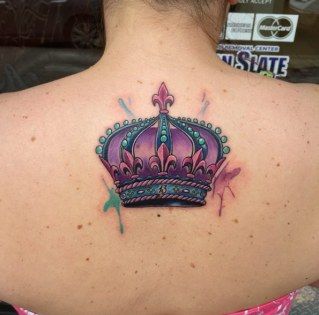 tatuaje corona femenina espalda