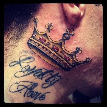 tatuaje de corona hombre cuello