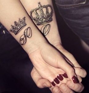 Tatuajes de coronas en antebrazos